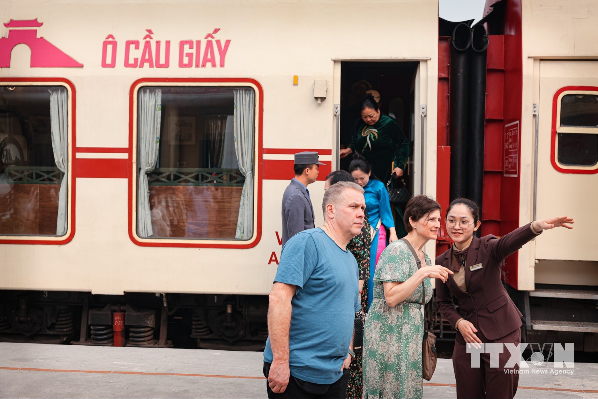 Nhân viên phục vụ hướng dẫn và giới thiệu cho du khách quốc tế về hành trình “Tàu 5 cửa ô". (Ảnh: Phạm Tuấn Anh/TTXVN)